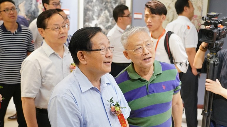 20190901萬鋼、蔣作君等出席開幕式的領(lǐng)導(dǎo)和嘉賓參觀展覽_副本.jpg