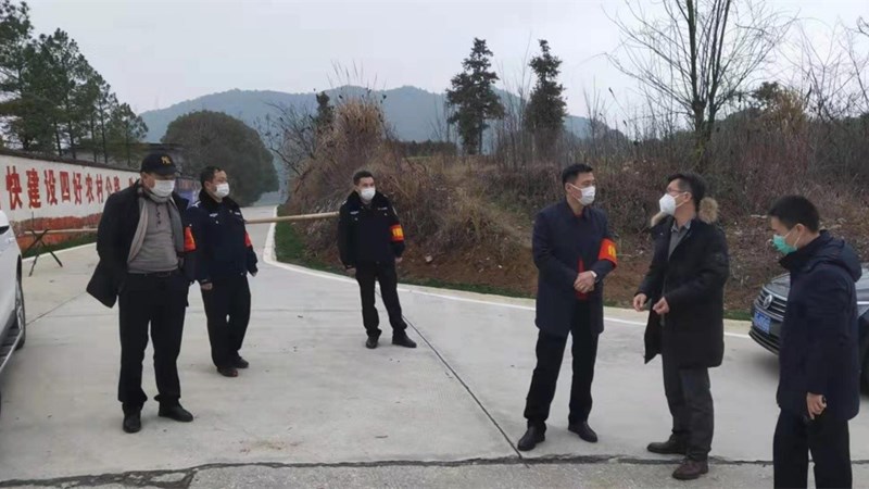 20200131黃青華到鄉(xiāng)鎮(zhèn)檢查與湖北省道路隔離情況_副本.jpg