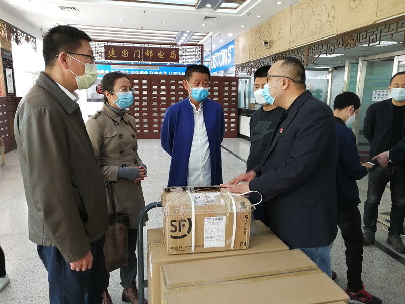 20200413_市委和歐美同學(xué)會在朝陽郵局考察_副本.jpg