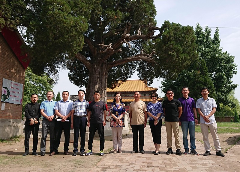 04-2018年5月 市委赴雄安新區(qū)調(diào)研規(guī)劃建設(shè)， 與容城縣晾馬臺村干部合影_副本.jpg