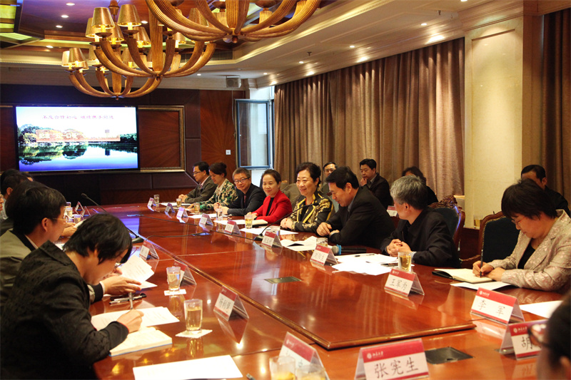 03-2018年4月 閆傲霜在北京大學與黨員座談紀念“五一口號”發(fā)布70周年.jpg