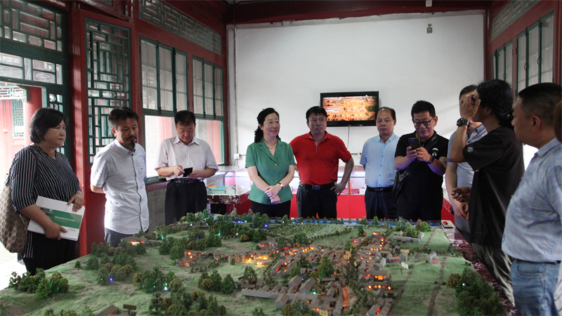 01-2018年7月 市委赴門頭溝區(qū)開展低收入村幫扶工作調研，考察龍泉鎮(zhèn)琉璃渠村（重點）.jpg