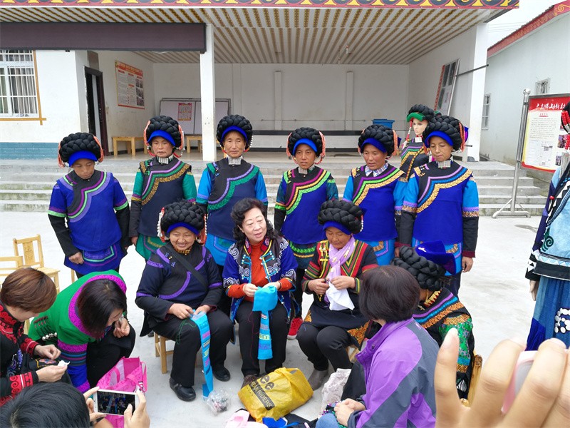 02-2017年11月 閆傲霜赴四川涼山考察越西縣白果鄉(xiāng)橋勒莫村.jpg