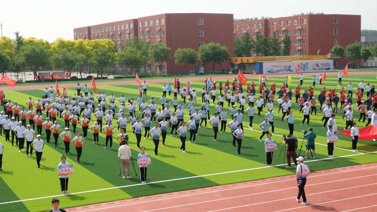 運(yùn)動(dòng)員作廣播體操展示_副本.jpg