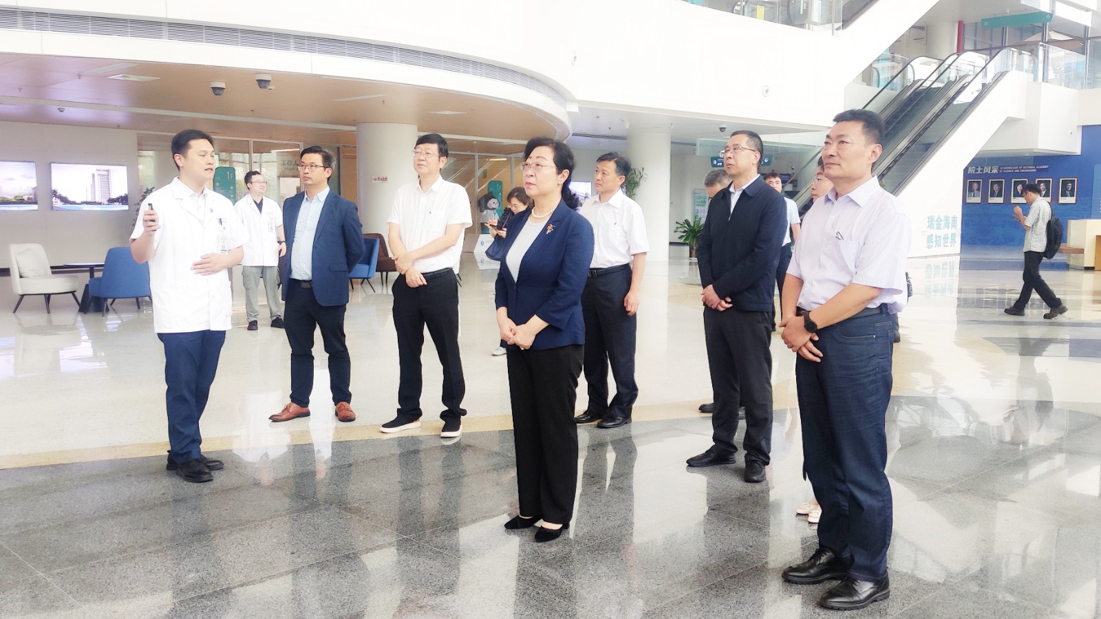 閆傲霜率隊(duì)調(diào)研上海交通大學(xué)醫(yī)學(xué)院附屬瑞金海南醫(yī)院.jpg