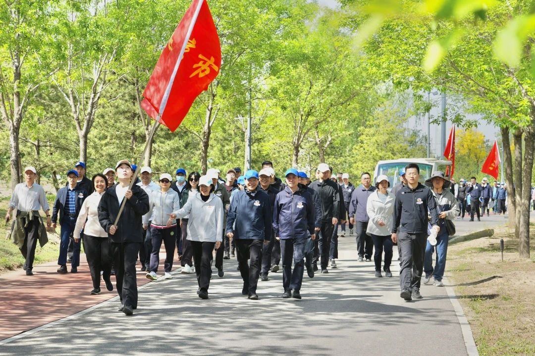 20250425市政協(xié)舉辦紀(jì)念“五一口號”發(fā)布77周年長走活動(dòng) 魏小東參加2.jpg