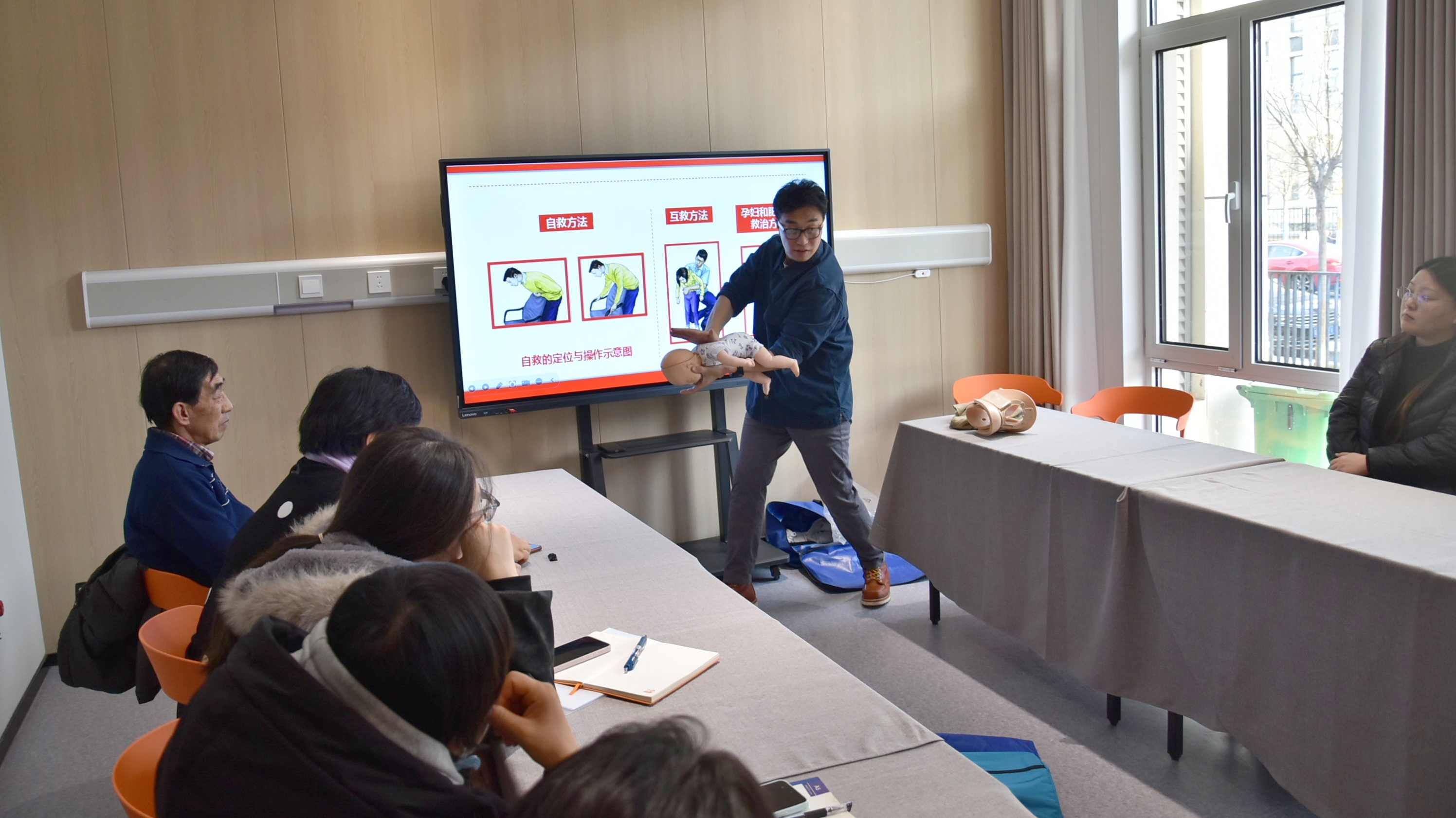 20251218-1219致公黨北京市委在門頭溝區(qū)開展“京致健康”急救知識講座——在大峪街道講座-1200.jpg